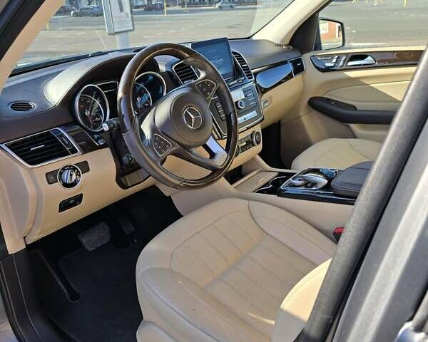 Серый Мерседес ГЛС-Класс, объемом двигателя 3 л и пробегом 110 тыс. км за 45550 $, фото 37 на Automoto.ua