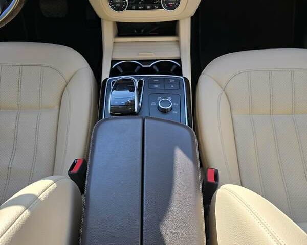 Серый Мерседес ГЛС-Класс, объемом двигателя 3 л и пробегом 110 тыс. км за 45550 $, фото 44 на Automoto.ua