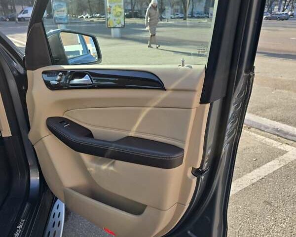 Серый Мерседес ГЛС-Класс, объемом двигателя 3 л и пробегом 110 тыс. км за 45550 $, фото 40 на Automoto.ua