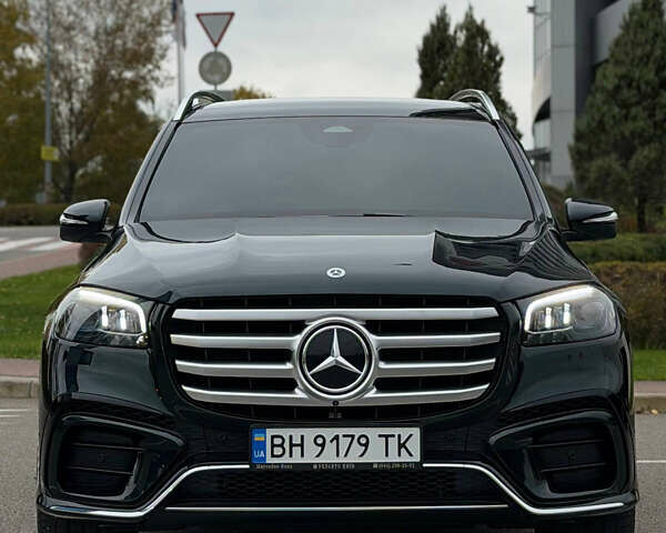 Мерседес ГЛС-Класс 2024 у Києві на Automoto.ua Зелений Мерседес ГЛС-Класс, об'ємом двигуна 2.93 л та пробігом 10 тис. км за 124900 $, фото 1 на Automoto.ua