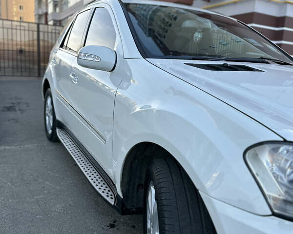 Белый Мерседес М-Класс, объемом двигателя 3 л и пробегом 266 тыс. км за 11650 $, фото 10 на Automoto.ua