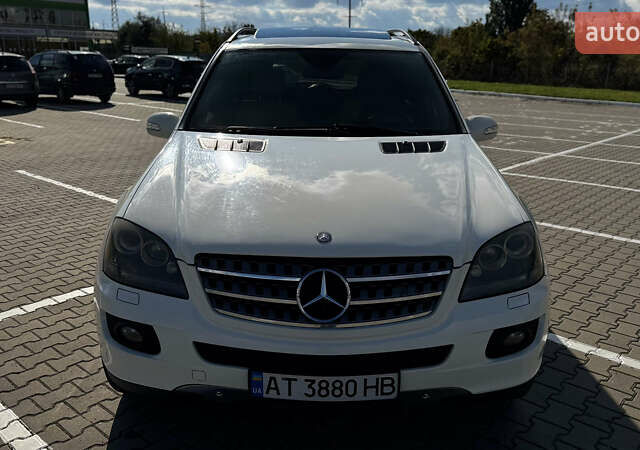 Белый Мерседес М-Класс, объемом двигателя 3.5 л и пробегом 258 тыс. км за 10900 $, фото 1 на Automoto.ua