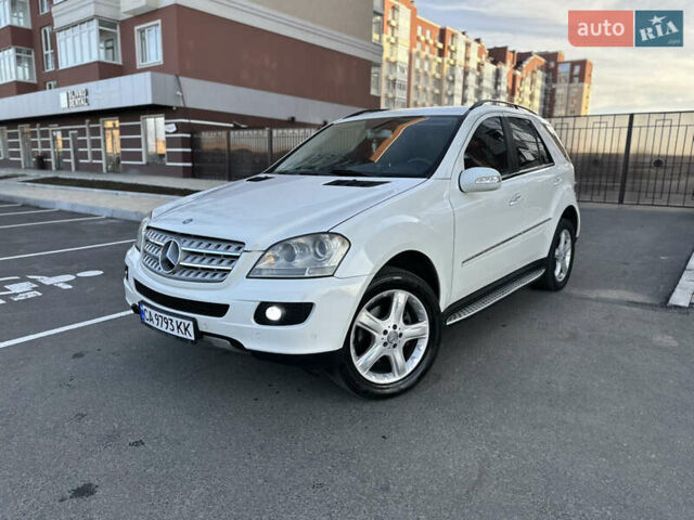 Белый Мерседес М-Класс, объемом двигателя 3 л и пробегом 266 тыс. км за 11650 $, фото 7 на Automoto.ua