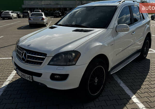 Белый Мерседес М-Класс, объемом двигателя 3.5 л и пробегом 258 тыс. км за 10900 $, фото 2 на Automoto.ua