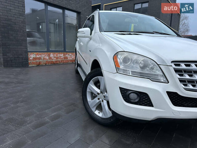 Белый Мерседес М-Класс, объемом двигателя 3.5 л и пробегом 312 тыс. км за 14500 $, фото 1 на Automoto.ua