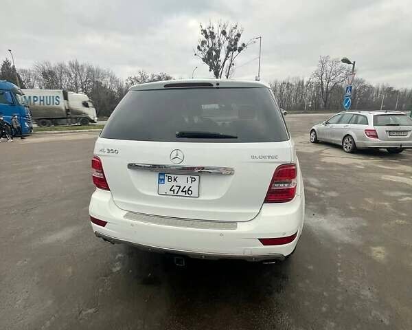 Белый Мерседес М-Класс, объемом двигателя 6.21 л и пробегом 216 тыс. км за 17500 $, фото 9 на Automoto.ua