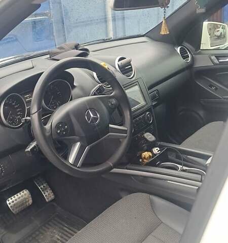 Белый Мерседес М-Класс, объемом двигателя 3 л и пробегом 308 тыс. км за 14500 $, фото 2 на Automoto.ua