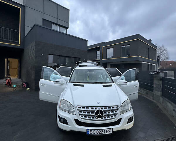 Белый Мерседес М-Класс, объемом двигателя 3.5 л и пробегом 312 тыс. км за 14500 $, фото 33 на Automoto.ua