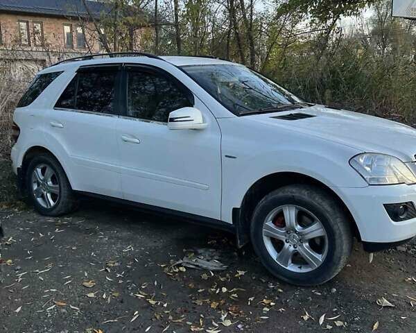 Белый Мерседес М-Класс, объемом двигателя 3 л и пробегом 308 тыс. км за 14500 $, фото 5 на Automoto.ua