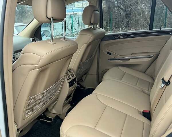 Белый Мерседес М-Класс, объемом двигателя 6.21 л и пробегом 216 тыс. км за 17500 $, фото 4 на Automoto.ua