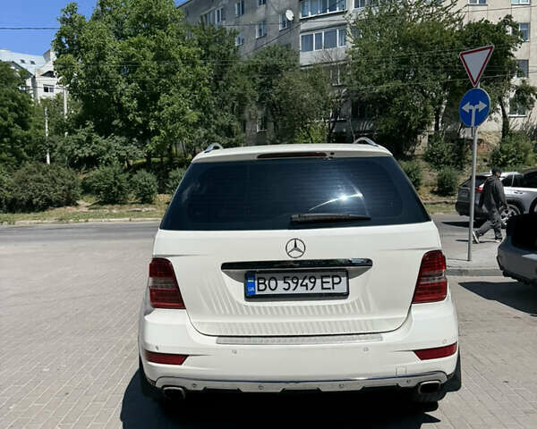 Білий Мерседес М-Клас, об'ємом двигуна 3 л та пробігом 270 тис. км за 18500 $, фото 4 на Automoto.ua