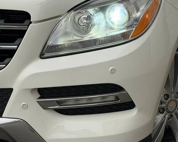 Белый Мерседес М-Класс, объемом двигателя 3.5 л и пробегом 196 тыс. км за 21500 $, фото 7 на Automoto.ua