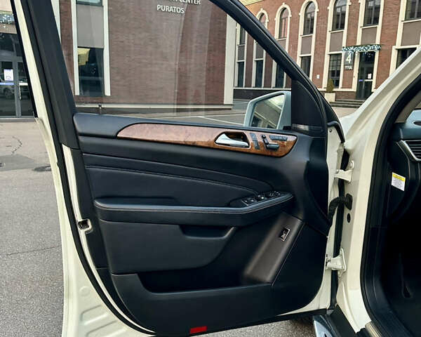 Білий Мерседес М-Клас, об'ємом двигуна 2.99 л та пробігом 257 тис. км за 21750 $, фото 9 на Automoto.ua