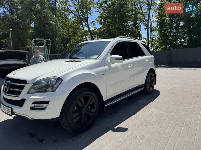 Білий Мерседес М-Клас, об'ємом двигуна 3 л та пробігом 270 тис. км за 18500 $, фото 2 на Automoto.ua