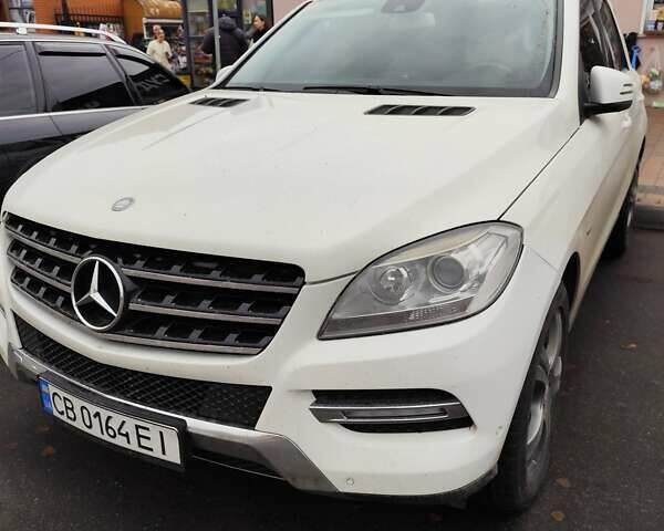 Мерседес М-Класс 2011 в Нежине на Automoto.ua Белый Мерседес М-Класс, объемом двигателя 2.1 л и пробегом 240 тыс. км за 20000 $, фото 3 на Automoto.ua