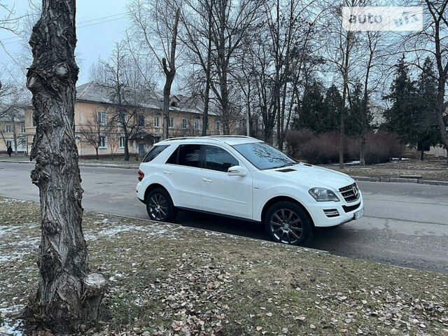 Білий Мерседес М-Клас, об'ємом двигуна 3 л та пробігом 235 тис. км за 14000 $, фото 5 на Automoto.ua
