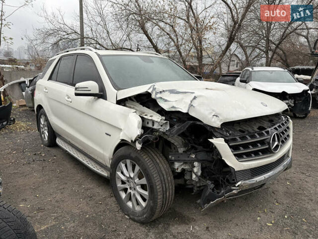 Белый Мерседес М-Класс, объемом двигателя 2.14 л и пробегом 146 тыс. км за 11200 $, фото 5 на Automoto.ua