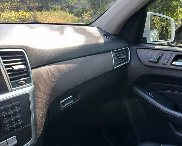 Білий Мерседес М-Клас, об'ємом двигуна 2.99 л та пробігом 201 тис. км за 27000 $, фото 9 на Automoto.ua