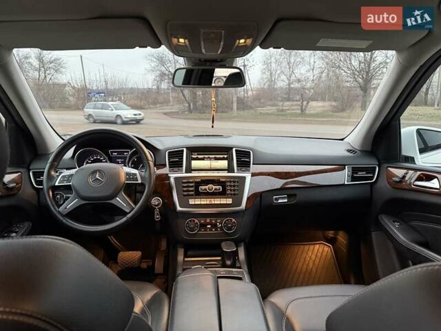 Білий Мерседес М-Клас, об'ємом двигуна 2.99 л та пробігом 180 тис. км за 25000 $, фото 4 на Automoto.ua