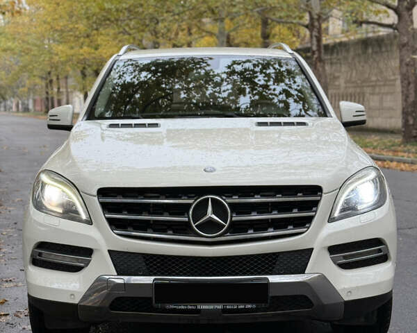 Белый Мерседес М-Класс, объемом двигателя 2.99 л и пробегом 217 тыс. км за 18900 $, фото 4 на Automoto.ua