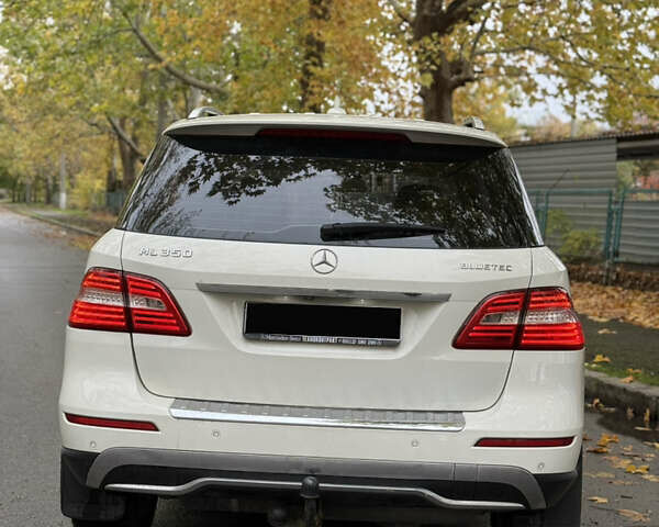 Белый Мерседес М-Класс, объемом двигателя 2.99 л и пробегом 217 тыс. км за 18900 $, фото 7 на Automoto.ua