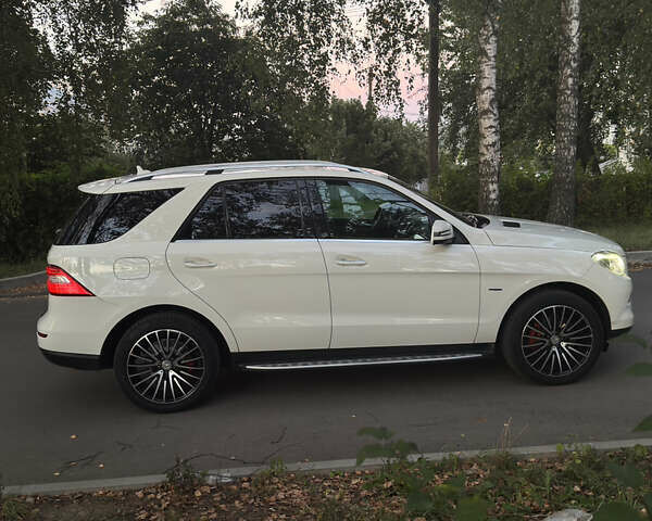 Белый Мерседес М-Класс, объемом двигателя 2.99 л и пробегом 222 тыс. км за 22700 $, фото 4 на Automoto.ua