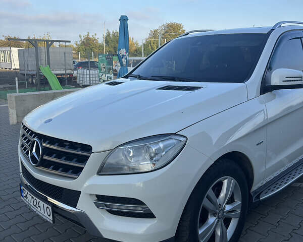 Мерседес М-Класс 2012 в Нововолынск на Automoto.ua Белый Мерседес М-Класс, объемом двигателя 3.5 л и пробегом 195 тыс. км за 20000 $, фото 3 на Automoto.ua