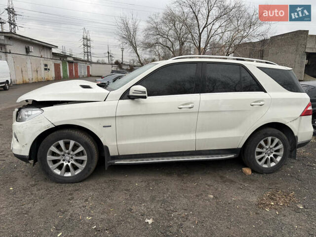 Белый Мерседес М-Класс, объемом двигателя 2.14 л и пробегом 146 тыс. км за 11200 $, фото 1 на Automoto.ua