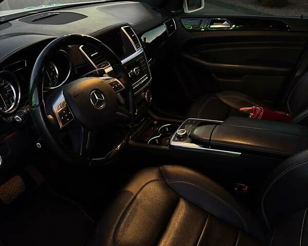 Белый Мерседес М-Класс, объемом двигателя 2.99 л и пробегом 130 тыс. км за 25000 $, фото 6 на Automoto.ua