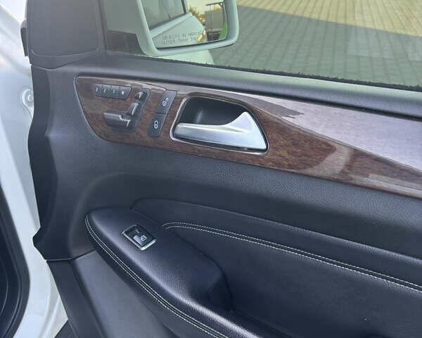 Мерседес М-Класс 2012 в Нововолынск на Automoto.ua Белый Мерседес М-Класс, объемом двигателя 3.5 л и пробегом 195 тыс. км за 20000 $, фото 25 на Automoto.ua