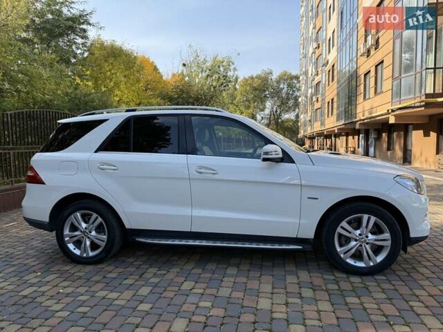 Мерседес М-Класс 2013 в Ровно на Automoto.ua Белый Мерседес М-Класс, объемом двигателя 2.99 л и пробегом 216 тыс. км за 19700 $, фото 2 на Automoto.ua