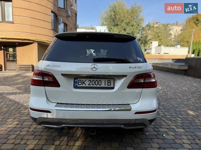 Мерседес М-Класс 2013 в Ровно на Automoto.ua Белый Мерседес М-Класс, объемом двигателя 2.99 л и пробегом 216 тыс. км за 19700 $, фото 3 на Automoto.ua