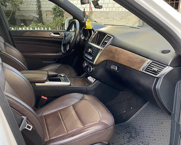 Білий Мерседес М-Клас, об'ємом двигуна 2.99 л та пробігом 242 тис. км за 23700 $, фото 12 на Automoto.ua