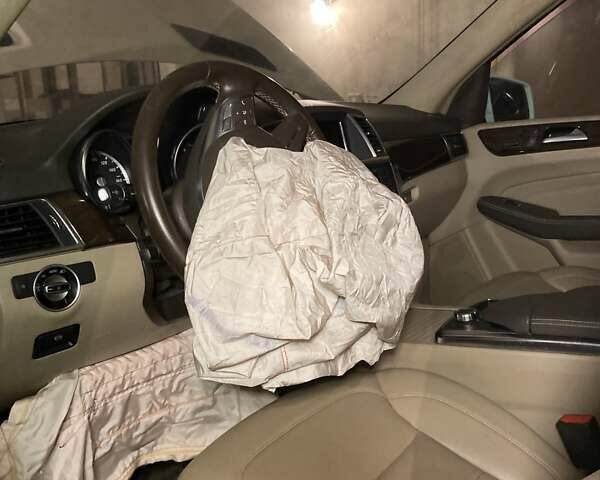 Білий Мерседес М-Клас, об'ємом двигуна 3 л та пробігом 152 тис. км за 13900 $, фото 10 на Automoto.ua