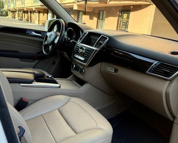 Мерседес М-Класс 2013 в Ровно на Automoto.ua Белый Мерседес М-Класс, объемом двигателя 2.99 л и пробегом 216 тыс. км за 19700 $, фото 19 на Automoto.ua