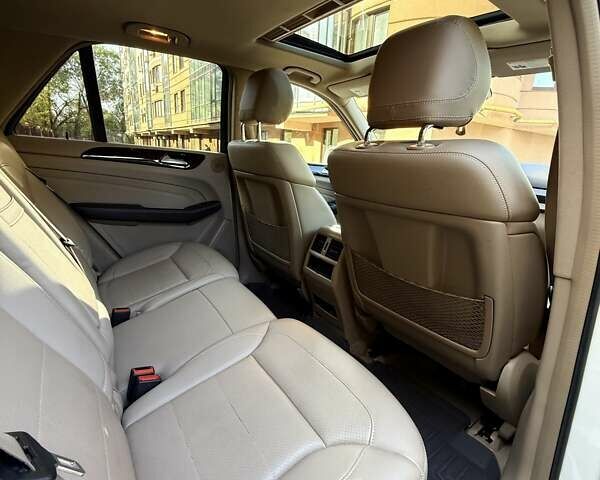 Мерседес М-Класс 2013 в Ровно на Automoto.ua Белый Мерседес М-Класс, объемом двигателя 2.99 л и пробегом 216 тыс. км за 19700 $, фото 23 на Automoto.ua