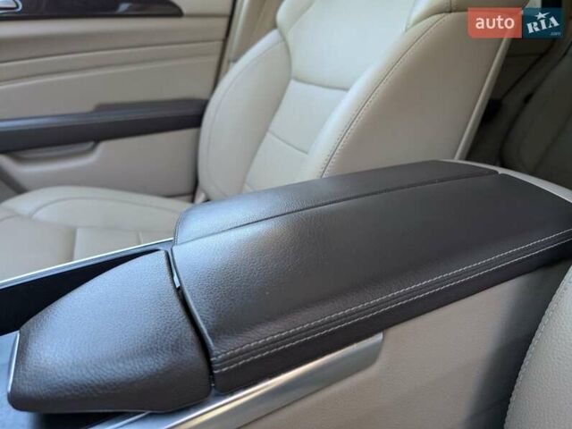 Белый Мерседес М-Класс, объемом двигателя 3 л и пробегом 340 тыс. км за 20500 $, фото 12 на Automoto.ua