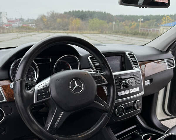 Белый Мерседес М-Класс, объемом двигателя 3 л и пробегом 240 тыс. км за 23499 $, фото 3 на Automoto.ua