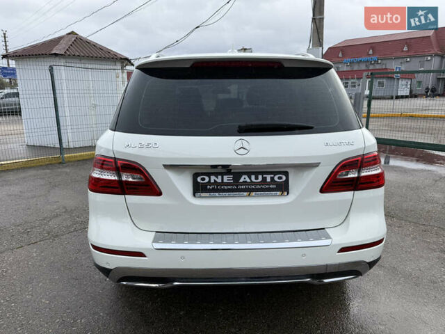 Белый Мерседес М-Класс, объемом двигателя 2.14 л и пробегом 160 тыс. км за 18990 $, фото 2 на Automoto.ua