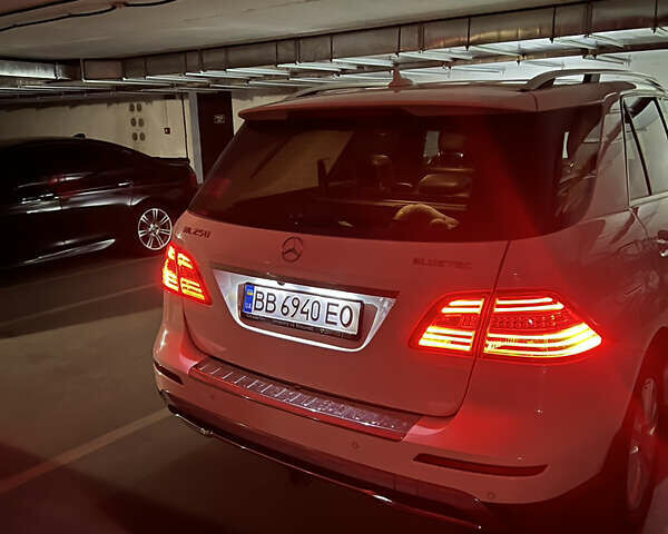 Белый Мерседес М-Класс, объемом двигателя 2.14 л и пробегом 255 тыс. км за 17500 $, фото 2 на Automoto.ua