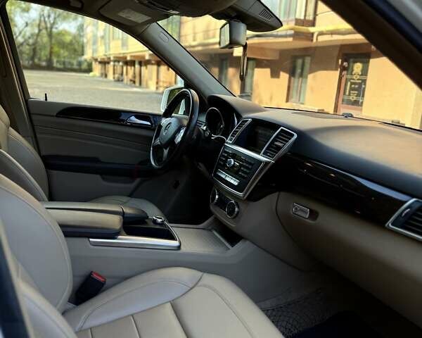 Мерседес М-Класс 2013 в Ровно на Automoto.ua Белый Мерседес М-Класс, объемом двигателя 2.99 л и пробегом 216 тыс. км за 19700 $, фото 17 на Automoto.ua
