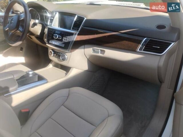 Белый Мерседес М-Класс, объемом двигателя 2.99 л и пробегом 220 тыс. км за 20650 $, фото 1 на Automoto.ua