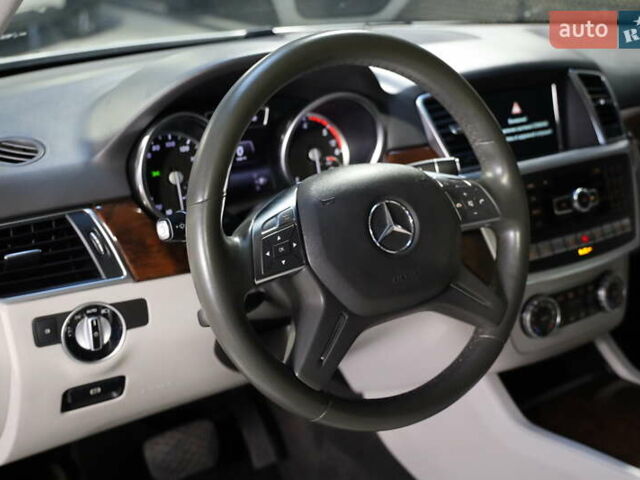 Белый Мерседес М-Класс, объемом двигателя 0 л и пробегом 167 тыс. км за 21000 $, фото 19 на Automoto.ua