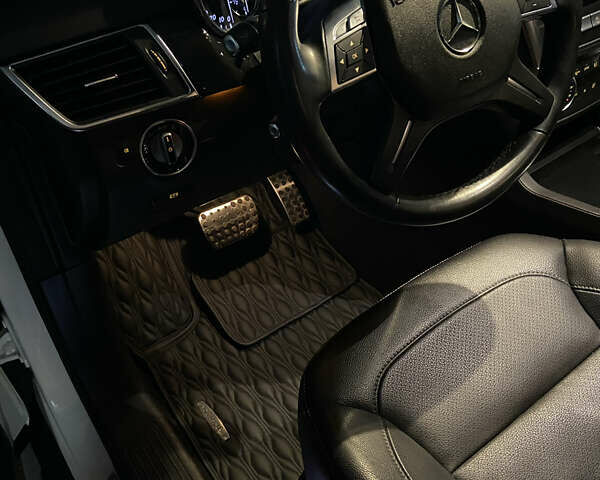 Белый Мерседес М-Класс, объемом двигателя 2.14 л и пробегом 255 тыс. км за 17500 $, фото 6 на Automoto.ua