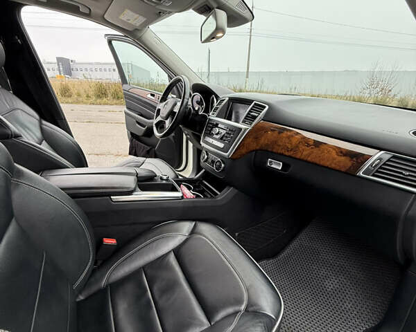 Белый Мерседес М-Класс, объемом двигателя 3 л и пробегом 240 тыс. км за 23499 $, фото 4 на Automoto.ua