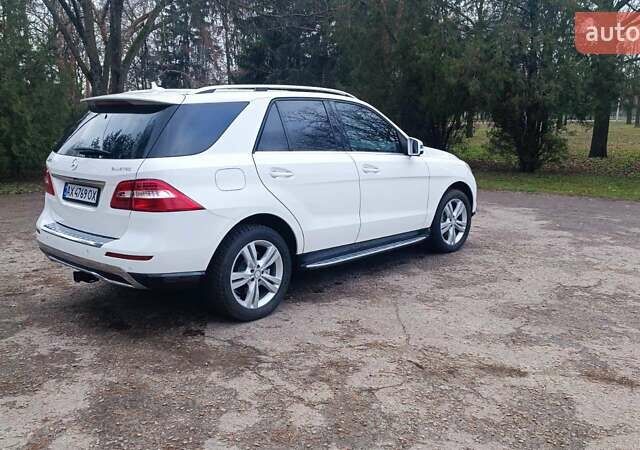 Белый Мерседес М-Класс, объемом двигателя 3 л и пробегом 228 тыс. км за 23000 $, фото 17 на Automoto.ua