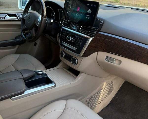 Белый Мерседес М-Класс, объемом двигателя 3 л и пробегом 228 тыс. км за 23000 $, фото 29 на Automoto.ua