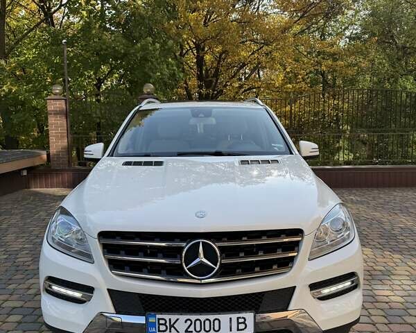 Мерседес М-Класс 2013 в Ровно на Automoto.ua Белый Мерседес М-Класс, объемом двигателя 2.99 л и пробегом 216 тыс. км за 19700 $, фото 1 на Automoto.ua