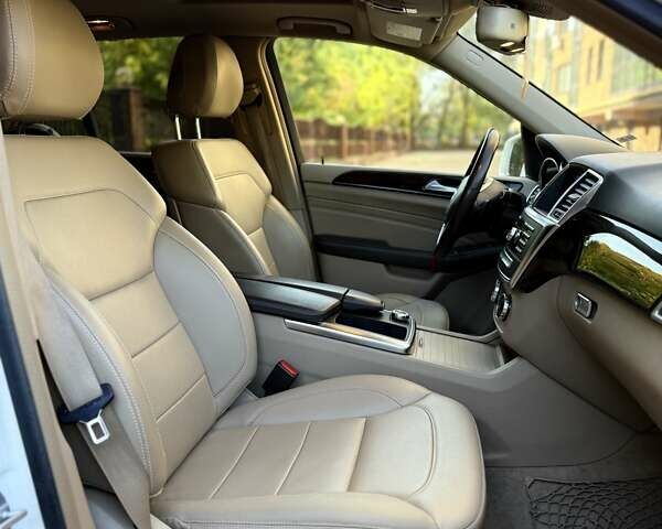 Мерседес М-Класс 2013 в Ровно на Automoto.ua Белый Мерседес М-Класс, объемом двигателя 2.99 л и пробегом 216 тыс. км за 19700 $, фото 16 на Automoto.ua