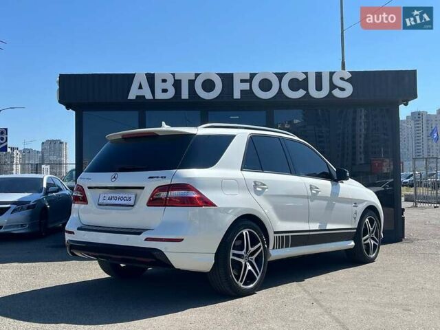 Белый Мерседес М-Класс, объемом двигателя 4.66 л и пробегом 270 тыс. км за 17990 $, фото 4 на Automoto.ua